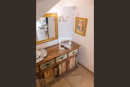 Casa à venda com 300m², 5 quartos e 4 vagas Casa à venda com 300m², 5 quartos e 4 vagasEscada