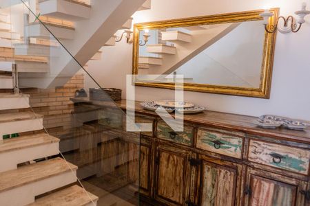 Casa à venda com 300m², 5 quartos e 4 vagas Casa à venda com 300m², 5 quartos e 4 vagasEscada