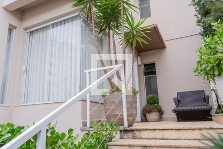 Casa à venda com 300m², 5 quartos e 4 vagas Casa à venda com 300m², 5 quartos e 4 vagasEscada