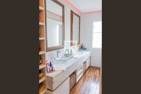 Casa à venda com 300m², 5 quartos e 4 vagas Casa à venda com 300m², 5 quartos e 4 vagasBanheiro 4