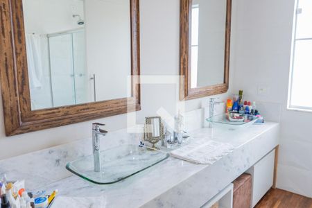 Casa à venda com 300m², 5 quartos e 4 vagas Casa à venda com 300m², 5 quartos e 4 vagasBanheiro 4