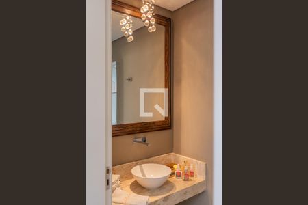 Casa à venda com 300m², 5 quartos e 4 vagas Casa à venda com 300m², 5 quartos e 4 vagasLavabo