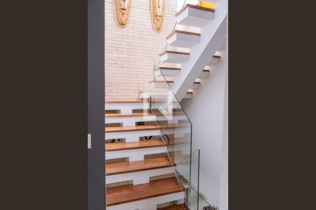 Casa à venda com 300m², 5 quartos e 4 vagas Casa à venda com 300m², 5 quartos e 4 vagasEscada