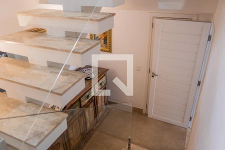 Casa à venda com 300m², 5 quartos e 4 vagas Casa à venda com 300m², 5 quartos e 4 vagasEscada