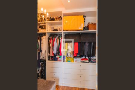 Casa à venda com 300m², 5 quartos e 4 vagas Casa à venda com 300m², 5 quartos e 4 vagasCloset