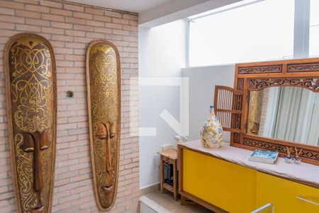 Casa à venda com 300m², 5 quartos e 4 vagas Casa à venda com 300m², 5 quartos e 4 vagasEscada