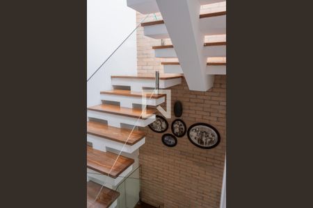 Casa à venda com 300m², 5 quartos e 4 vagas Casa à venda com 300m², 5 quartos e 4 vagasEscada