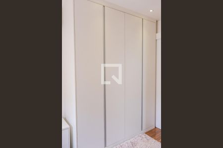 Casa à venda com 300m², 5 quartos e 4 vagas Casa à venda com 300m², 5 quartos e 4 vagasQuarto 2