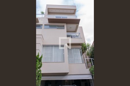 Casa à venda com 300m², 5 quartos e 4 vagas Casa à venda com 300m², 5 quartos e 4 vagasFachada