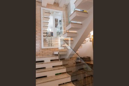 Casa à venda com 300m², 5 quartos e 4 vagas Casa à venda com 300m², 5 quartos e 4 vagasEscada