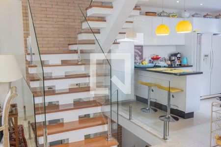 Casa à venda com 300m², 5 quartos e 4 vagas Casa à venda com 300m², 5 quartos e 4 vagasEscada