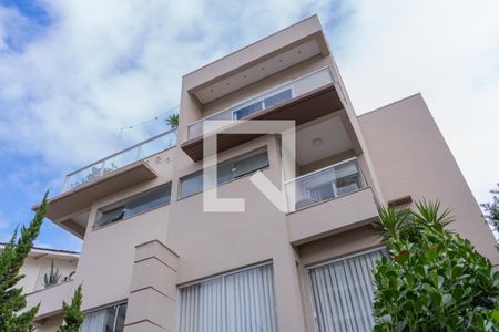 Casa à venda com 300m², 5 quartos e 4 vagas Casa à venda com 300m², 5 quartos e 4 vagasFachada