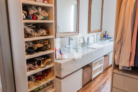 Casa à venda com 300m², 5 quartos e 4 vagas Casa à venda com 300m², 5 quartos e 4 vagasCloset