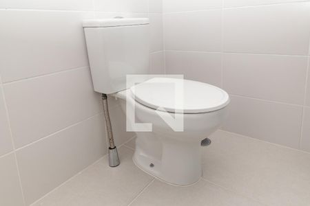 Banheiro de kitnet/studio para alugar com 1 quarto, 28m² em Chácara Seis de Outubro, São Paulo