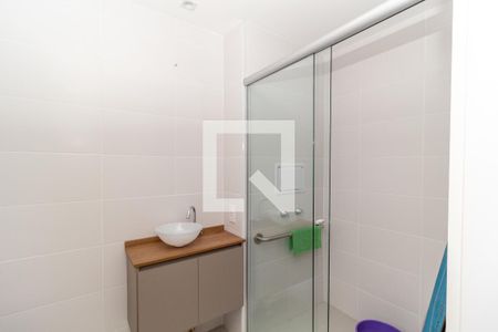 Banheiro de kitnet/studio para alugar com 1 quarto, 28m² em Chácara Seis de Outubro, São Paulo