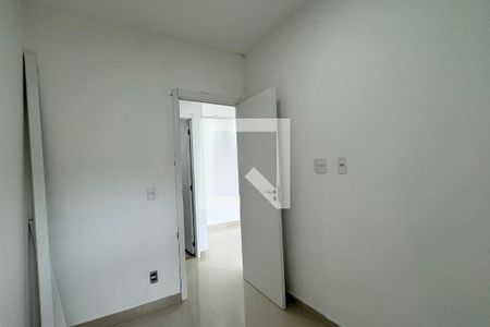 Quarto 2 de apartamento para alugar com 2 quartos, 48m² em Jardim Tupanci, Barueri