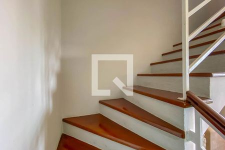 Escada de casa de condomínio para alugar com 3 quartos, 127m² em Demarchi, São Bernardo do Campo