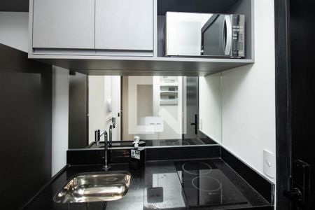 Cozinha, pia, cooktop, microondas, armário  de apartamento à venda com 1 quarto, 22m² em Indianópolis, São Paulo