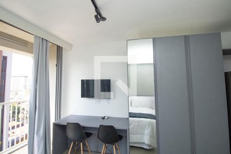 Quarto, Tav, mesa cadeiras e armário  de apartamento à venda com 1 quarto, 22m² em Indianópolis, São Paulo