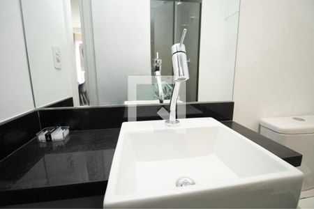 Banheiro, pia e espelho  de apartamento à venda com 1 quarto, 22m² em Indianópolis, São Paulo