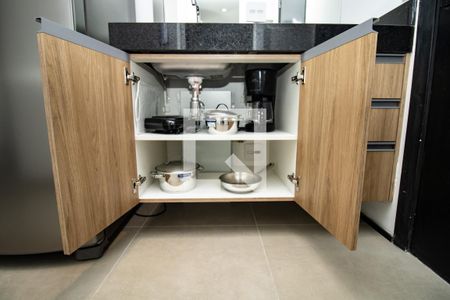 Cozinha, utensílios para duas pessoas.  de apartamento à venda com 1 quarto, 22m² em Indianópolis, São Paulo