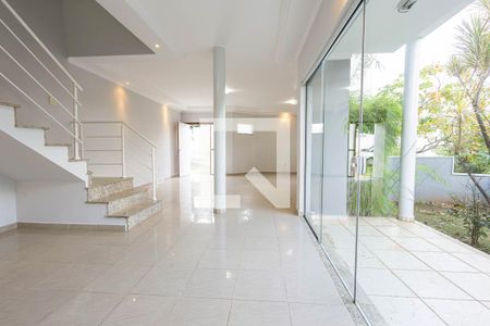 Sala de casa de condomínio para alugar com 5 quartos, 342m² em Jardim Portal de Itaici, Indaiatuba