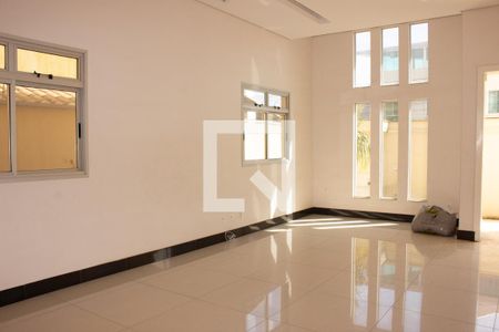 Sala de casa para alugar com 4 quartos, 210m² em Lúcio de Abreu, Contagem