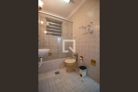 Banheiro social de apartamento à venda com 1 quarto, 60m² em Leme, Rio de Janeiro