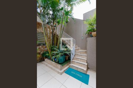 Casa à venda com 229m², 3 quartos e 8 vagas Casa à venda com 229m², 3 quartos e 8 vagasEscada Entrada