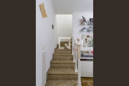 Casa à venda com 229m², 3 quartos e 8 vagas Casa à venda com 229m², 3 quartos e 8 vagasEscada Quartos