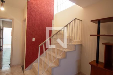 Escada de casa para alugar com 2 quartos, 199m² em Jardim Aeroporto, São Paulo