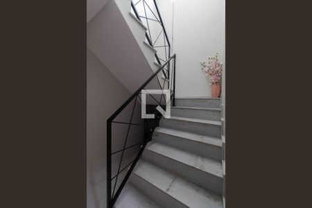 Escadas de casa à venda com 2 quartos, 185m² em Vila Dalila, São Paulo