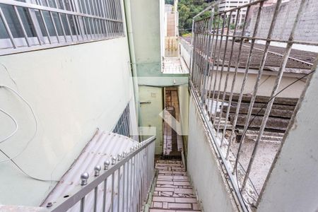 Casa à venda com 182m², 2 quartos e 2 vagasEscada externa lateral