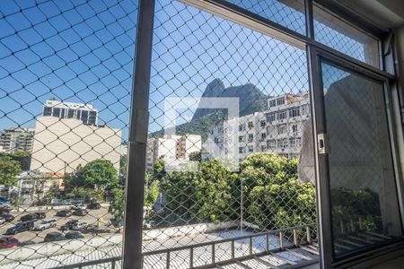 Sala vista da janela de apartamento para alugar com 2 quartos, 70m² em Botafogo, Rio de Janeiro