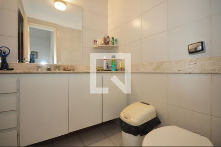 Apartamento à venda com 180m², 3 quartos e 3 vagas Apartamento à venda com 180m², 3 quartos e 3 vagasBanheiro Suíte 2