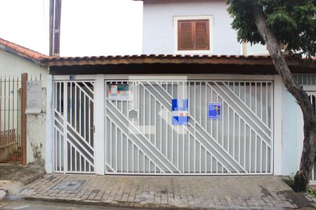 Casa à venda com 200m², 3 quartos e 2 vagasFachada com placa QuintoAndar