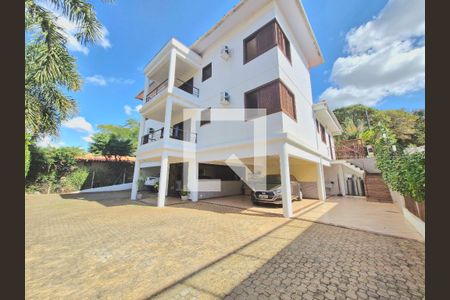 Casa à venda com 1320m², 5 quartos e 4 vagas Casa à venda com 1320m², 5 quartos e 4 vagasGaragem e fundos do imóvel