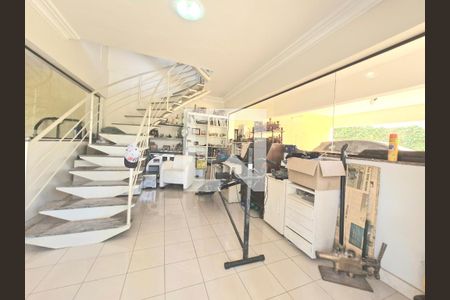 Casa à venda com 1320m², 5 quartos e 4 vagas Casa à venda com 1320m², 5 quartos e 4 vagasEscritório