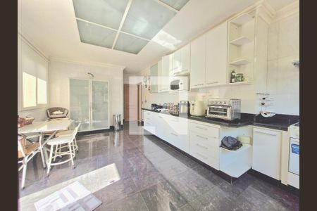 Casa à venda com 1320m², 5 quartos e 4 vagas Casa à venda com 1320m², 5 quartos e 4 vagasCozinha - Armários