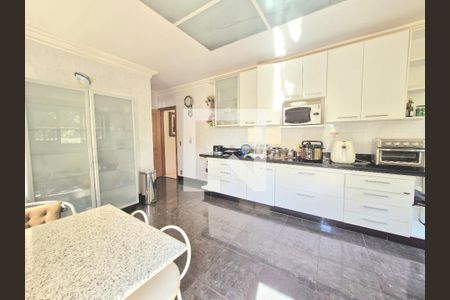 Casa à venda com 1320m², 5 quartos e 4 vagas Casa à venda com 1320m², 5 quartos e 4 vagasCozinha armários