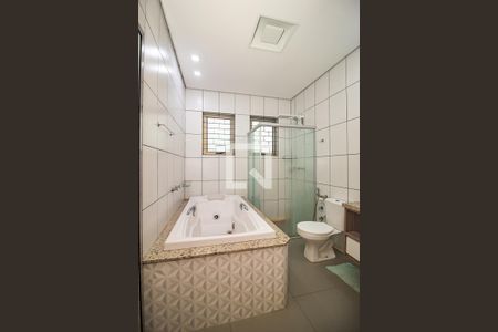 Banheiro da Suíte de casa para alugar com 2 quartos, 110m² em Vila Nova, Porto Alegre