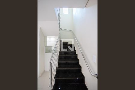 Casa à venda com 180m², 3 quartos e 4 vagasEscada