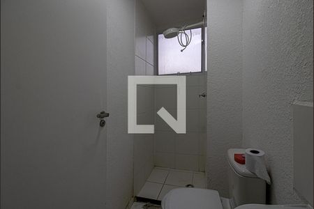 banheiro social de apartamento para alugar com 2 quartos, 46m² em Vila Cristalia, São Paulo