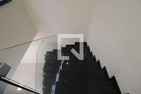 Escada de casa para alugar com 3 quartos, 160m² em Jardim Cidália, São Paulo