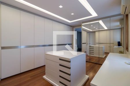 Casa de condomínio à venda com 1314m², 4 quartos e 10 vagas Casa de condomínio à venda com 1314m², 4 quartos e 10 vagasQuarto 03 Closet