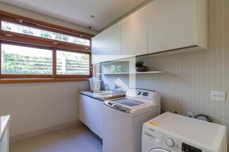 Casa de condomínio à venda com 1314m², 4 quartos e 10 vagas Casa de condomínio à venda com 1314m², 4 quartos e 10 vagasÁrea de Serviço