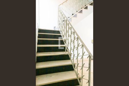 Casa à venda com 170m², 5 quartos e 4 vagas Casa à venda com 170m², 5 quartos e 4 vagasEscada