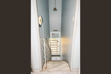 Casa à venda com 170m², 5 quartos e 4 vagas Casa à venda com 170m², 5 quartos e 4 vagasEscada