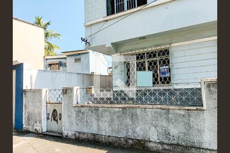 Casa à venda com 170m², 5 quartos e 4 vagas Casa à venda com 170m², 5 quartos e 4 vagasFachada