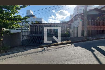 Casa à venda com 244m², 4 quartos e 2 vagasFachada